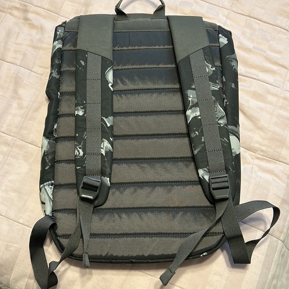 Under Armour Black Barn Backpack Unisex New - Picture 5 of 6